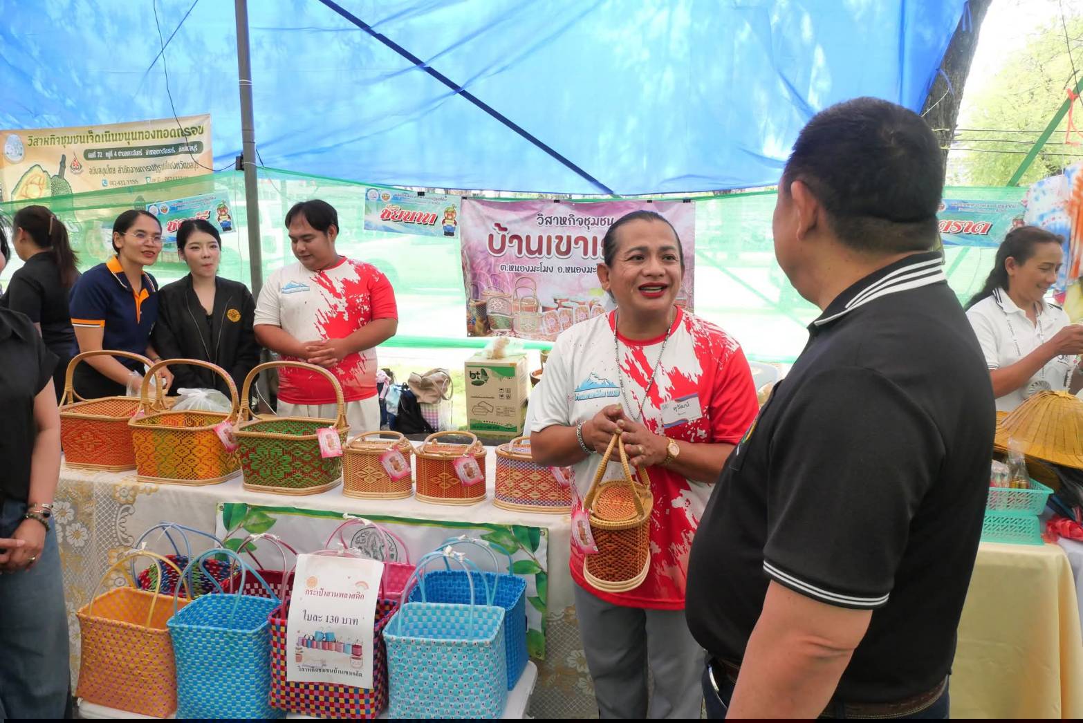 title - เลขาธิการ ส.ป.ก. เยี่ยมทักทายเกษตรกรและซื้อสินค้าในบรรยากาศวันสุดท้ายของการออกร้านขายสินค้า จากเขตปฏิรูปที่ดิน ส่งท้ายงานครบรอบ 51 ปี ส.ป.ก. ณ สำนักงานการปฏิรูปที่ดินเพื่อเกษตรกรรม